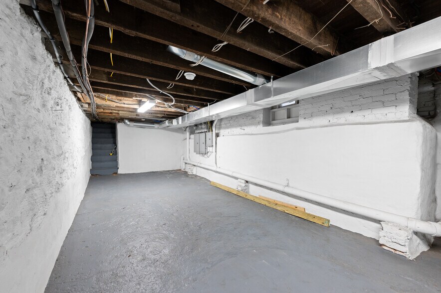 Building Photo - 5261 Larchwood Ave