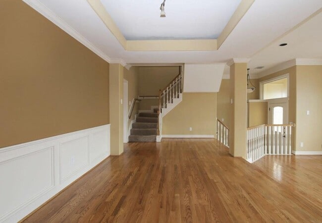 Building Photo - Stylish 3-Bedroom Townhome in Coveted Rive...