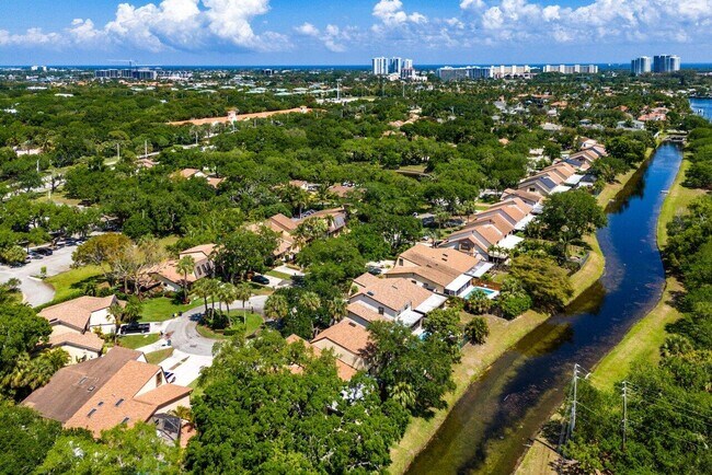 Building Photo - 1048 Raintree Dr