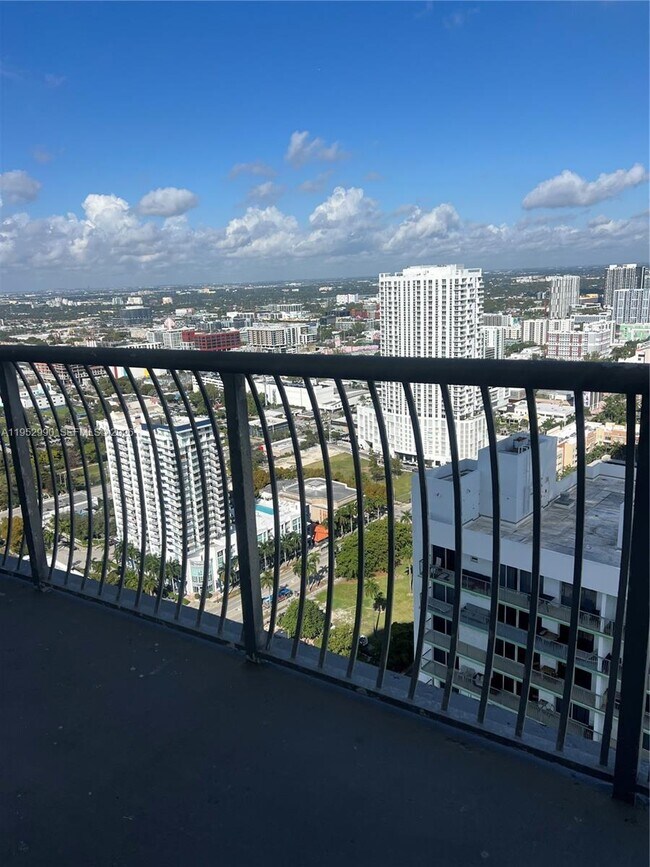 Building Photo - 1750 N Bayshore Dr