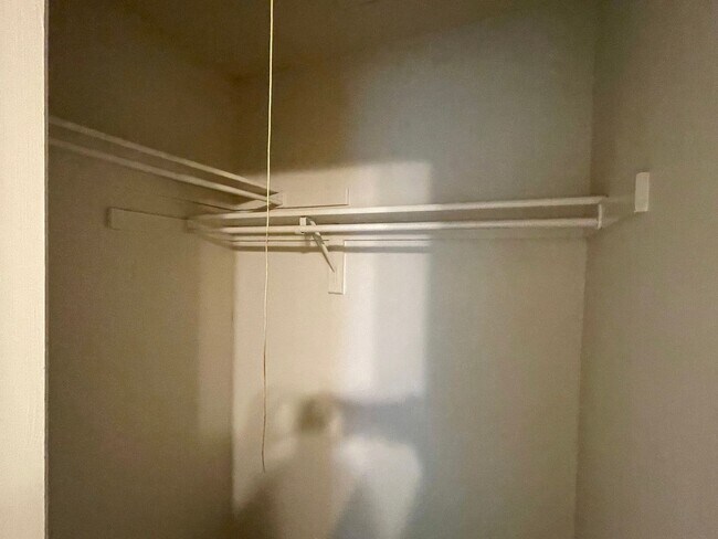 Building Photo - Cosy 2-1 1/2 with a great yard!