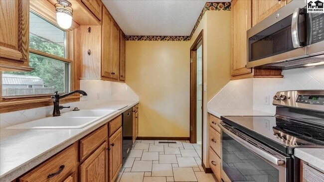 Building Photo - 3 bedroom, 1.5 bath, 2 car garage - Great ...