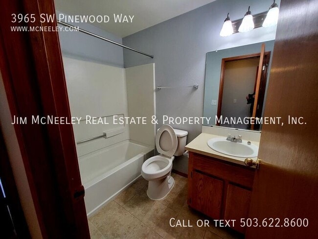 Building Photo - 3965 SW Pinewood Way