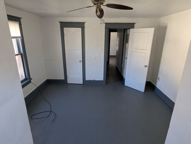 Building Photo - 2 bedroom Row Home