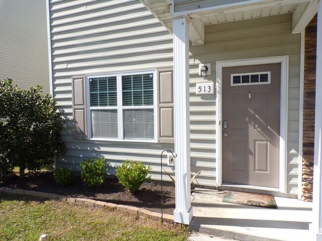 Building Photo - Two Bedroom Two and half Bathrooms Townhome!