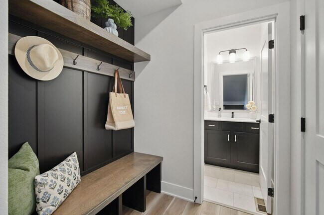 Building Photo - 3 Bedroom Townhome Available November 5th,...