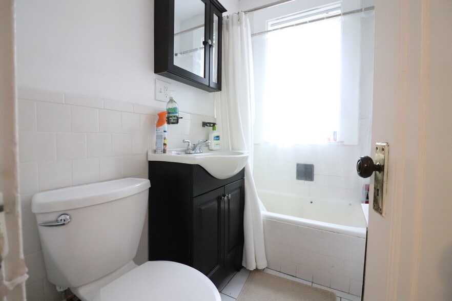 Building Photo - 2003 Commonwealth Ave