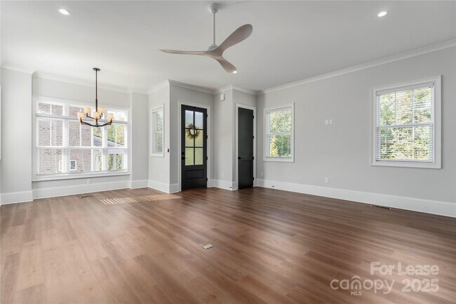 Building Photo - 805 Naples Dr