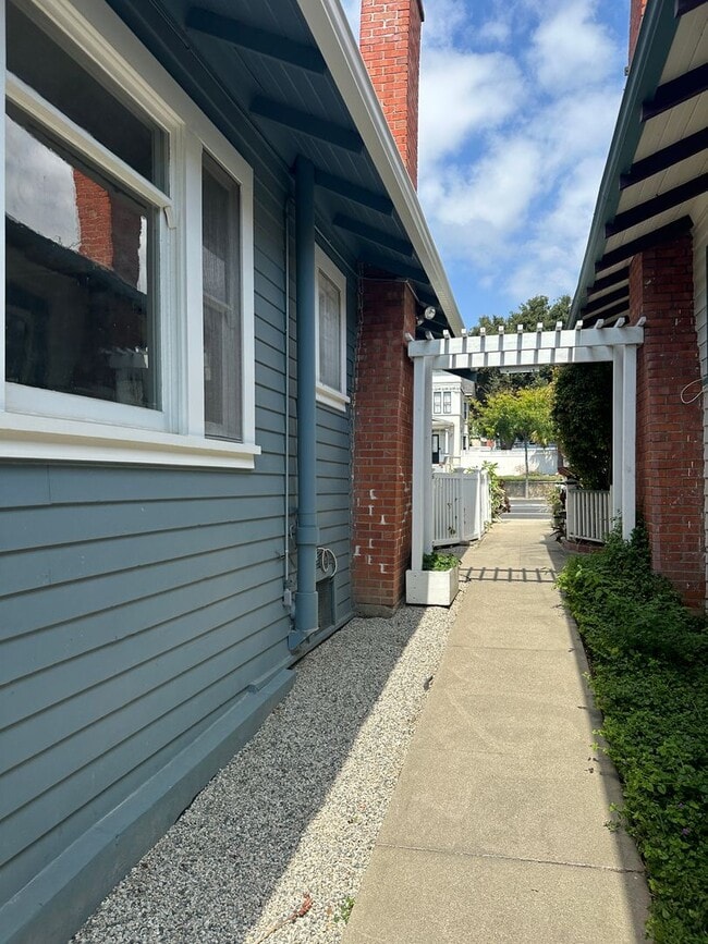 Building Photo - Downtown Craftsman - Live/Work - Zoned Mix...