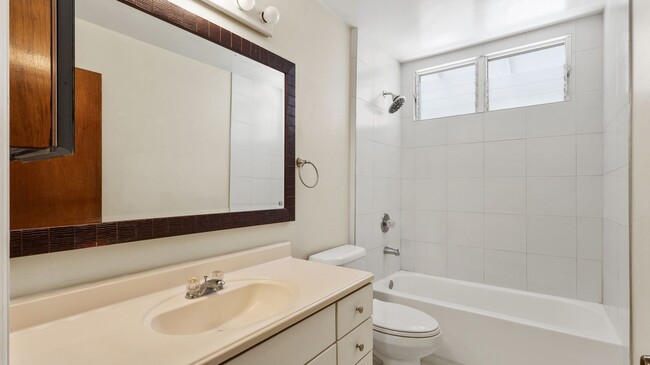 Building Photo - Large Kailua Beachside Home w/ beautiful y...