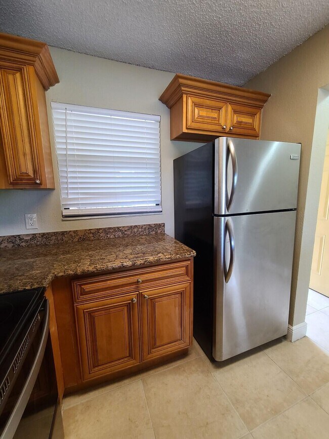 Building Photo - 1520 Lake Crystal Dr