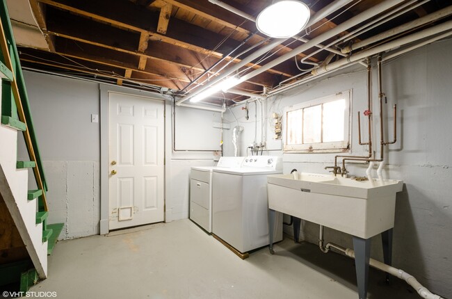 Building Photo - 3016 Thayer St