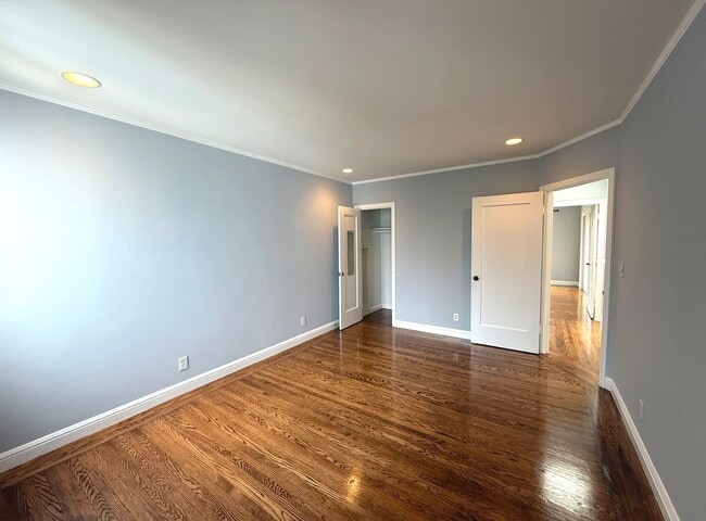 Building Photo - UPDATED BRIGHT 1500/ft 3BR/2BR+Bonus+1GR H...