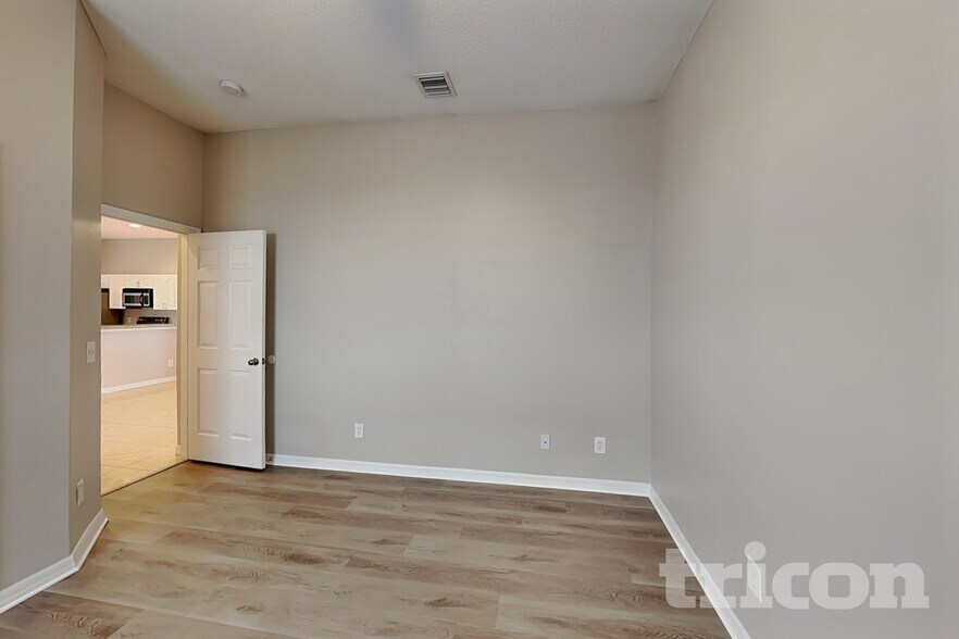 Building Photo - 13305 Silvercreek Dr