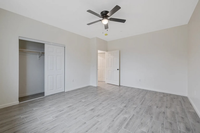 Building Photo - 601 E 10th St