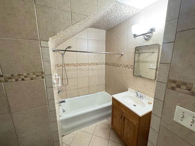 Building Photo - Close to Downtown! Includes washer and dryer