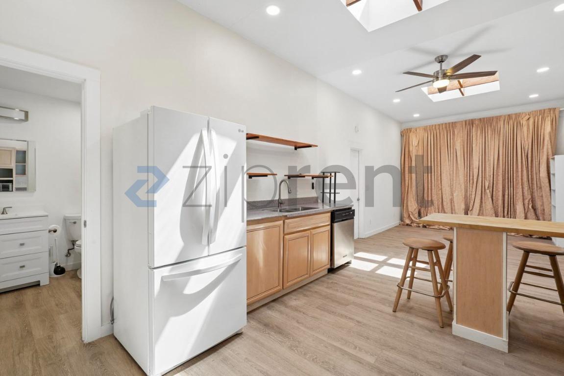Building Photo - Unit B