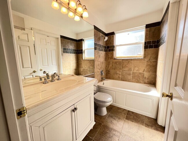 Building Photo - 5 Bedroom/2.5 Bathroom Home in West Valley...
