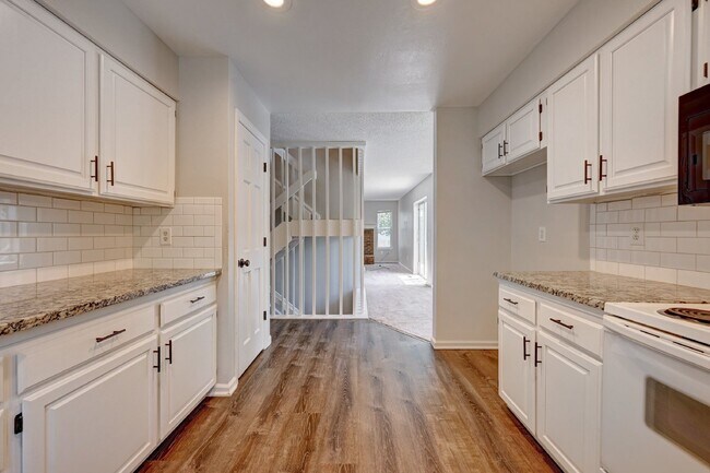 Building Photo - $2,800 - 3 Bed. 2.5 Bath Home with AC, Lof...