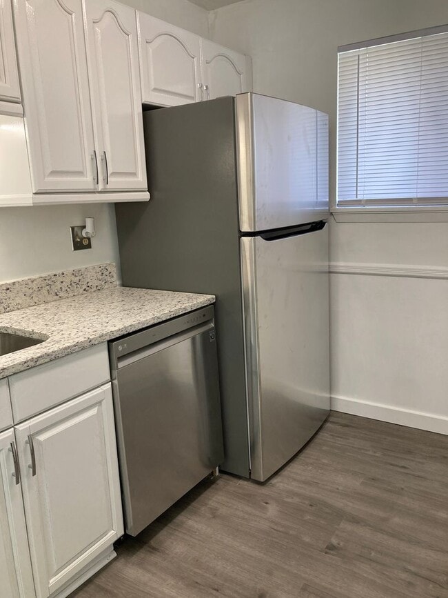 Building Photo - Renovated & Spacious 2 Bedroom Condo in Ed...