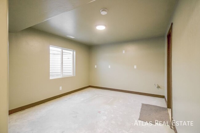 Building Photo - 4 WEEKS FREE RENT IF MOVED IN BY 11/30!  A...