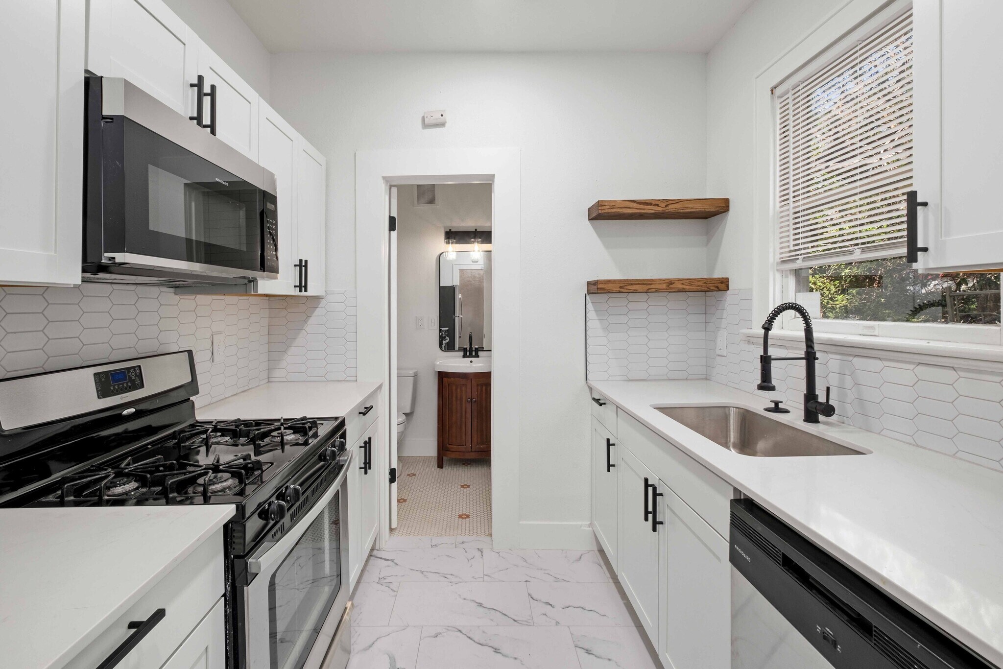 Building Photo - 202 E 31st St