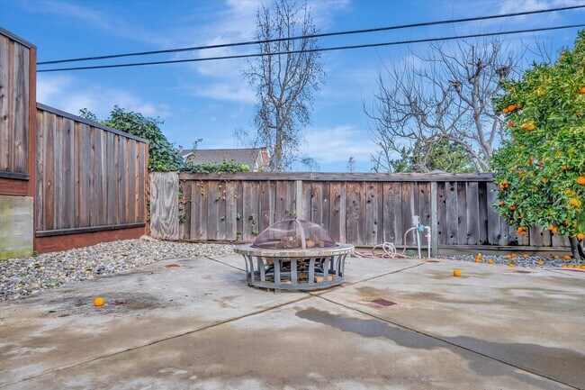 Building Photo - Tri-Level Home in Los Gatos