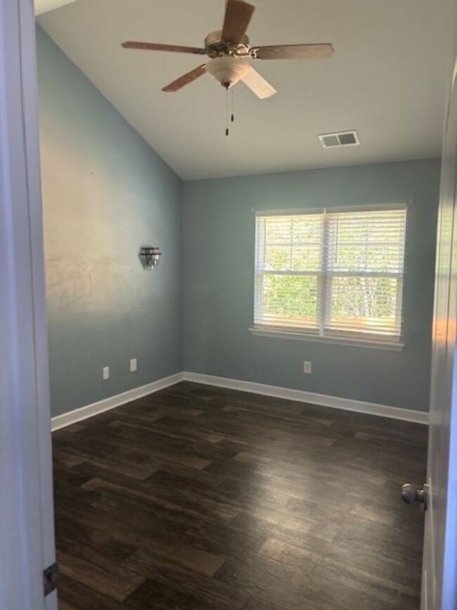 Building Photo - Beautiful 3 bedroom, 2.5 bath home with Bo...