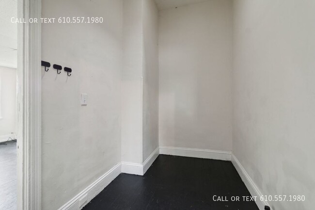 Building Photo - Large 1 Bedroom - 1 Bathroom  Apartment in...