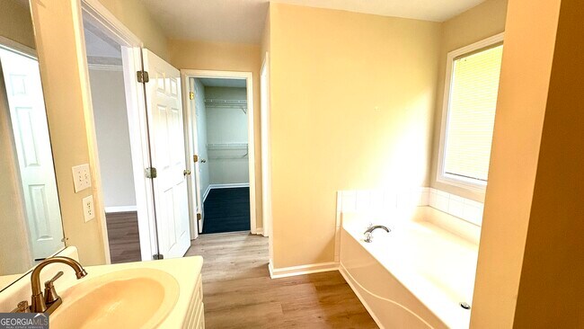 Building Photo - 2336 Pettit Dr