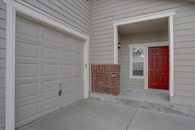 Building Photo - 2 Bedroom, 2.5 Bathroom townhome in the Th...