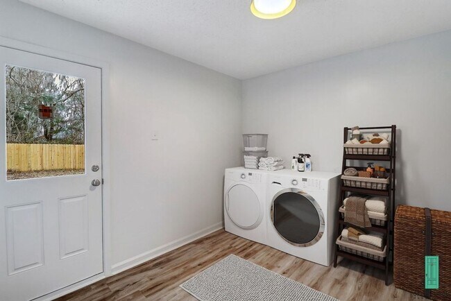 Building Photo - Full Renovated  4 Bed/2 Bath Oasis in Geor...
