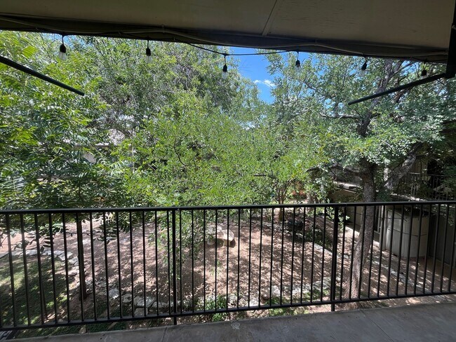 Building Photo - Freshly Updated Condo