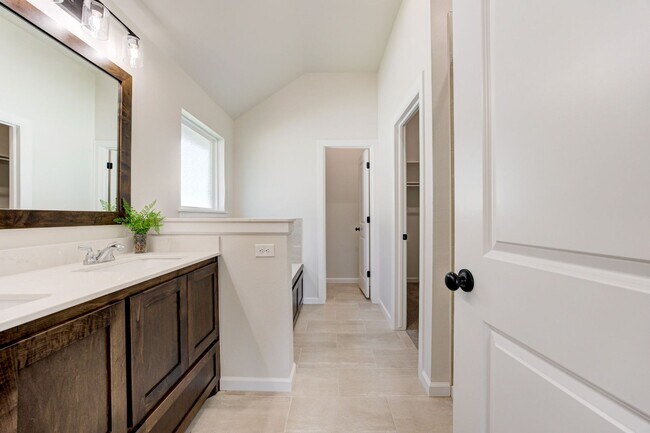 Building Photo - Brand New Home in Mustang!