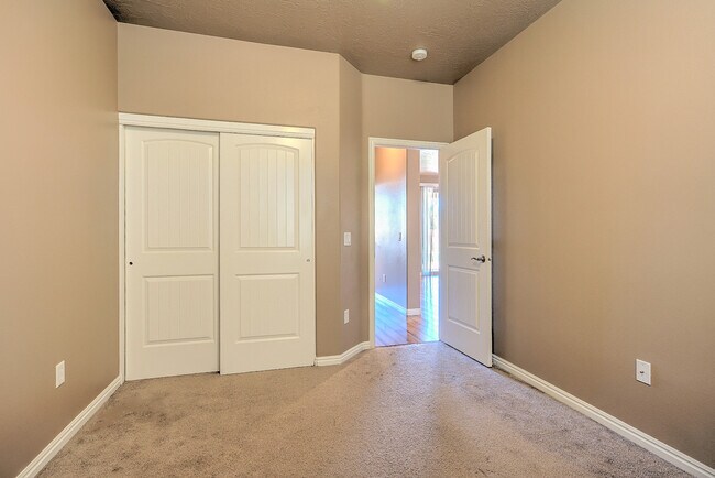 Building Photo - Beautiful Coral Canyon Home with Modern Up...