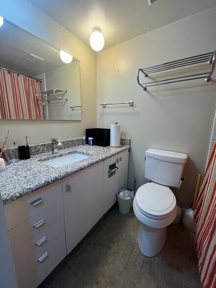 Building Photo - 921 E Huron St