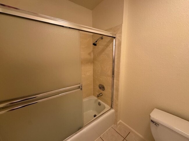 Building Photo - Wonderful 3 bedroom Tri-level townhome wit...
