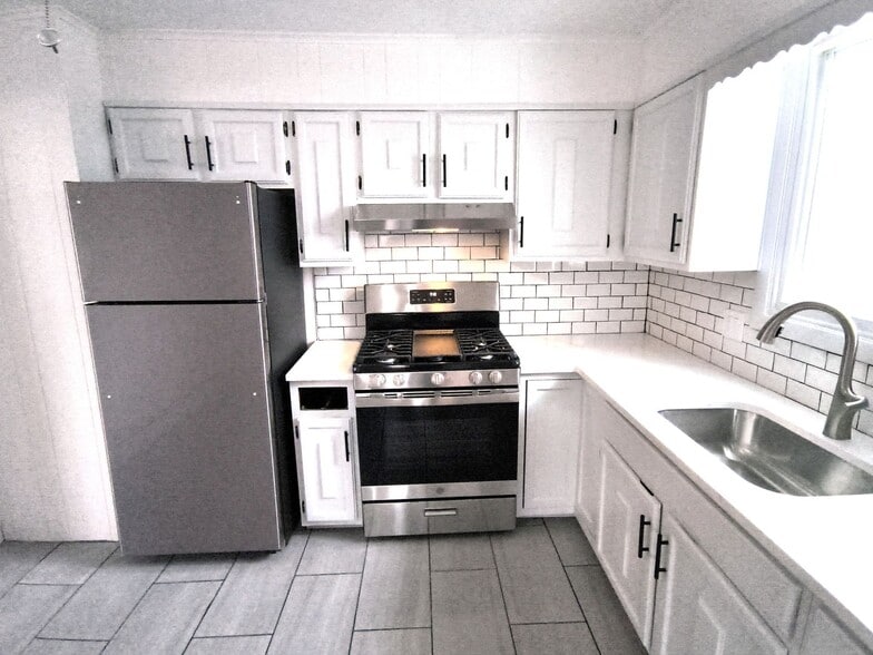 Building Photo - 48 Tiffany St