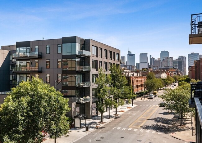 Great downtown views from balcony - 6 S Laflin St