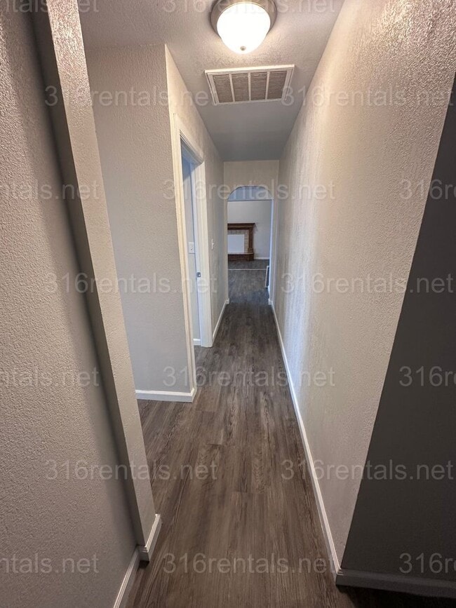 Building Photo - $1445 - 4 bed 2 bath - Single Family Home with a large fenced in backyard!