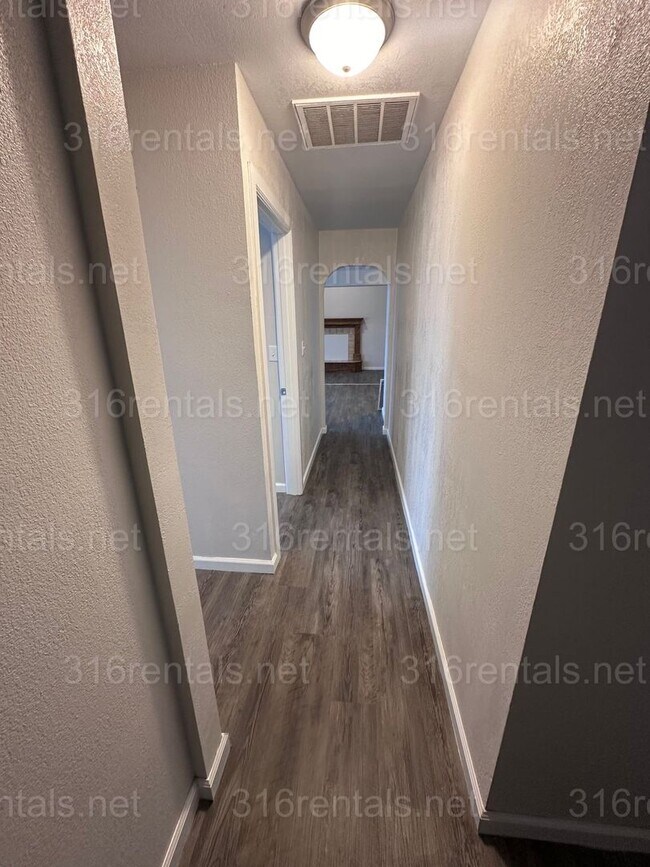 Building Photo - $1500 - 4 bed 2 bath - Single Family Home with a large fenced in backyard!