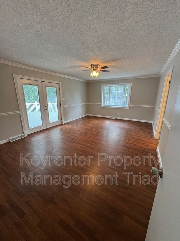 Building Photo - 8020 Linville Rd