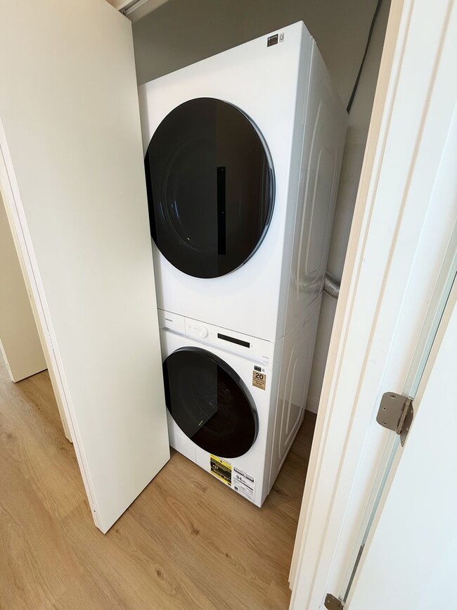 Building Photo - Gorgeous 1 Bed/1 Bath Upstairs unit, all n...