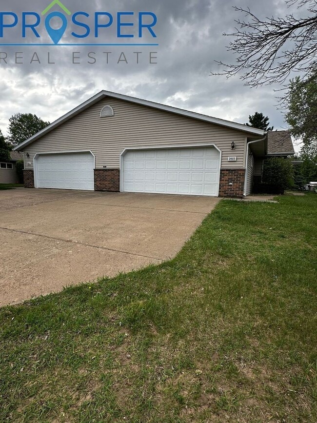 Building Photo - Spacious 2 Bedroom 2 Bath in Eau Claire