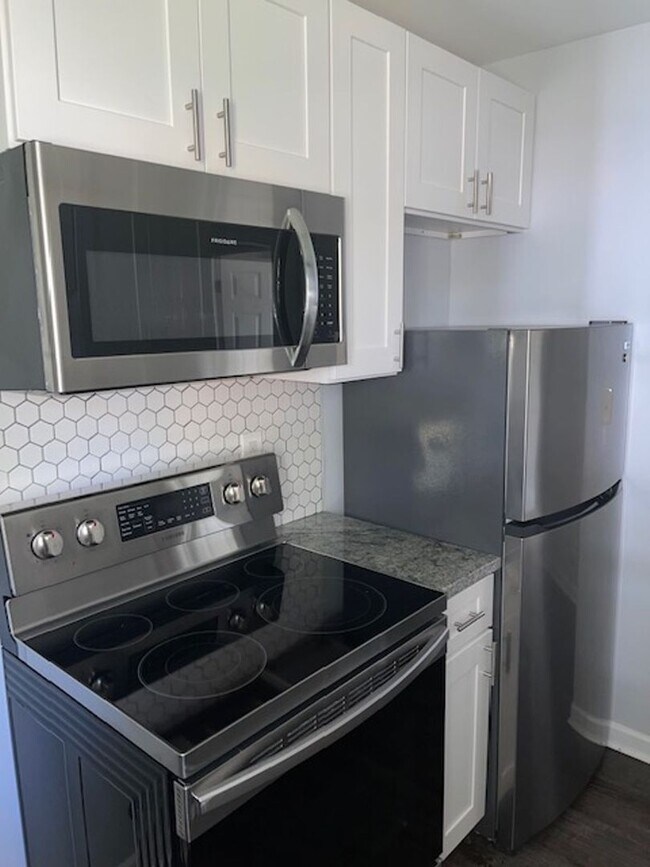 Building Photo - Coming Soon! 2 Bedroom Unit!