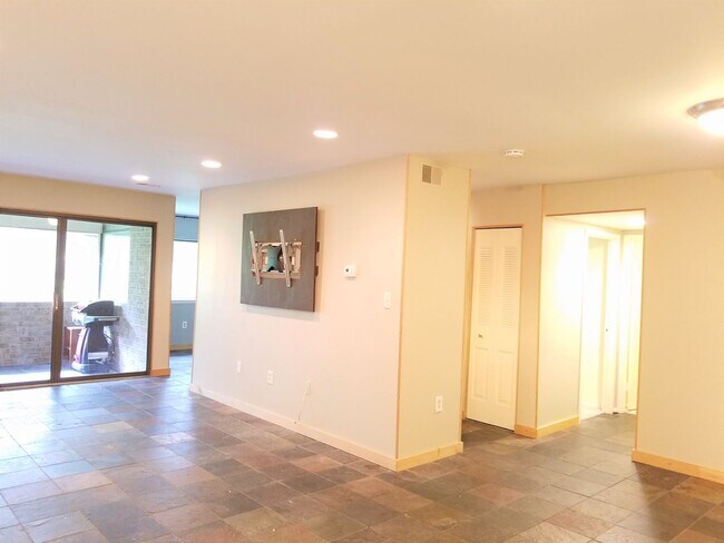 Building Photo - Extremely Well Maintained Second Level Condo ready for you to call home!