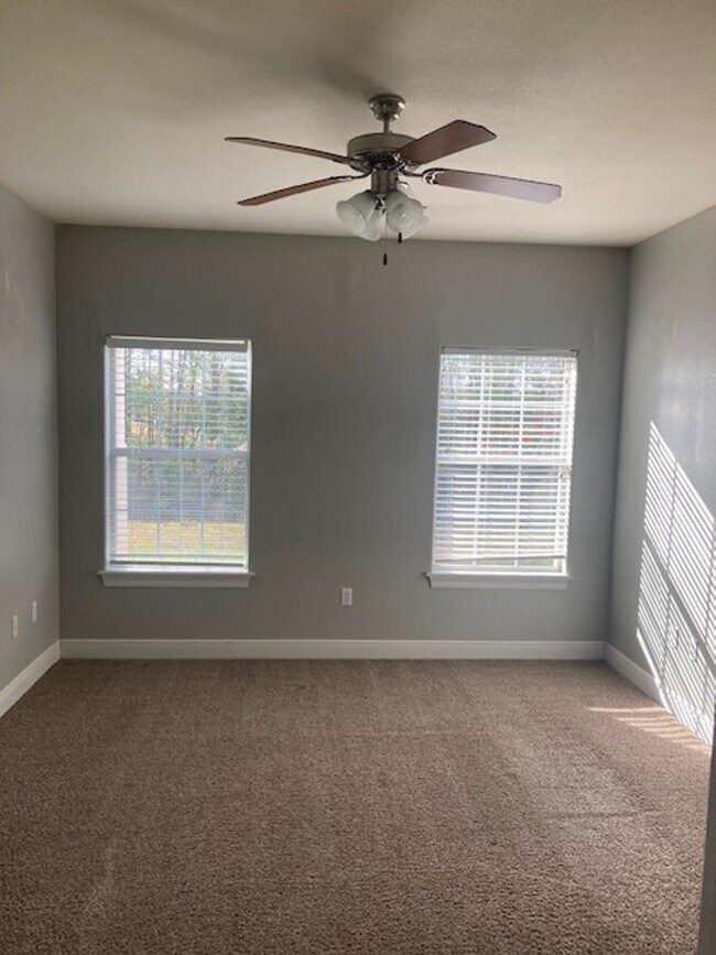Building Photo - Perkinston 3 Bedroom