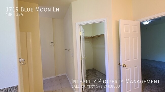 Building Photo - 1719 Blue Moon Ln