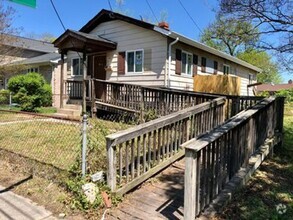 Building Photo - Cozy 3 bed 1.5 bath with Backyard