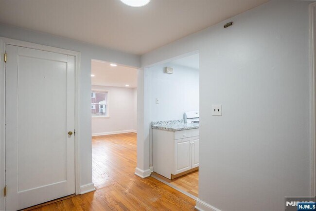 Building Photo - 18 7th St